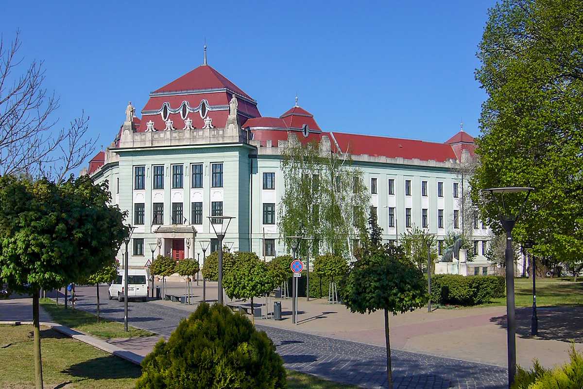 Nagy értékű bolti lopással gyanúsítanak egy magas rangú kormánytisztviselőt, aki beismerte a tettét