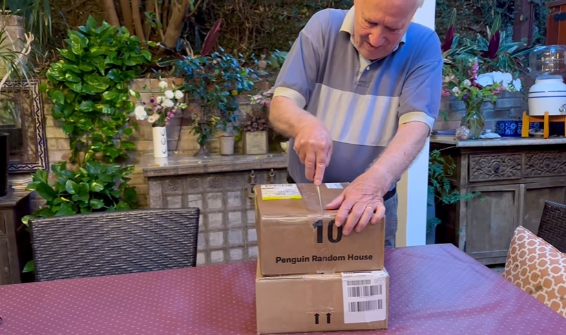 Werner Herzog megcsinálta élete első unboxing videóját