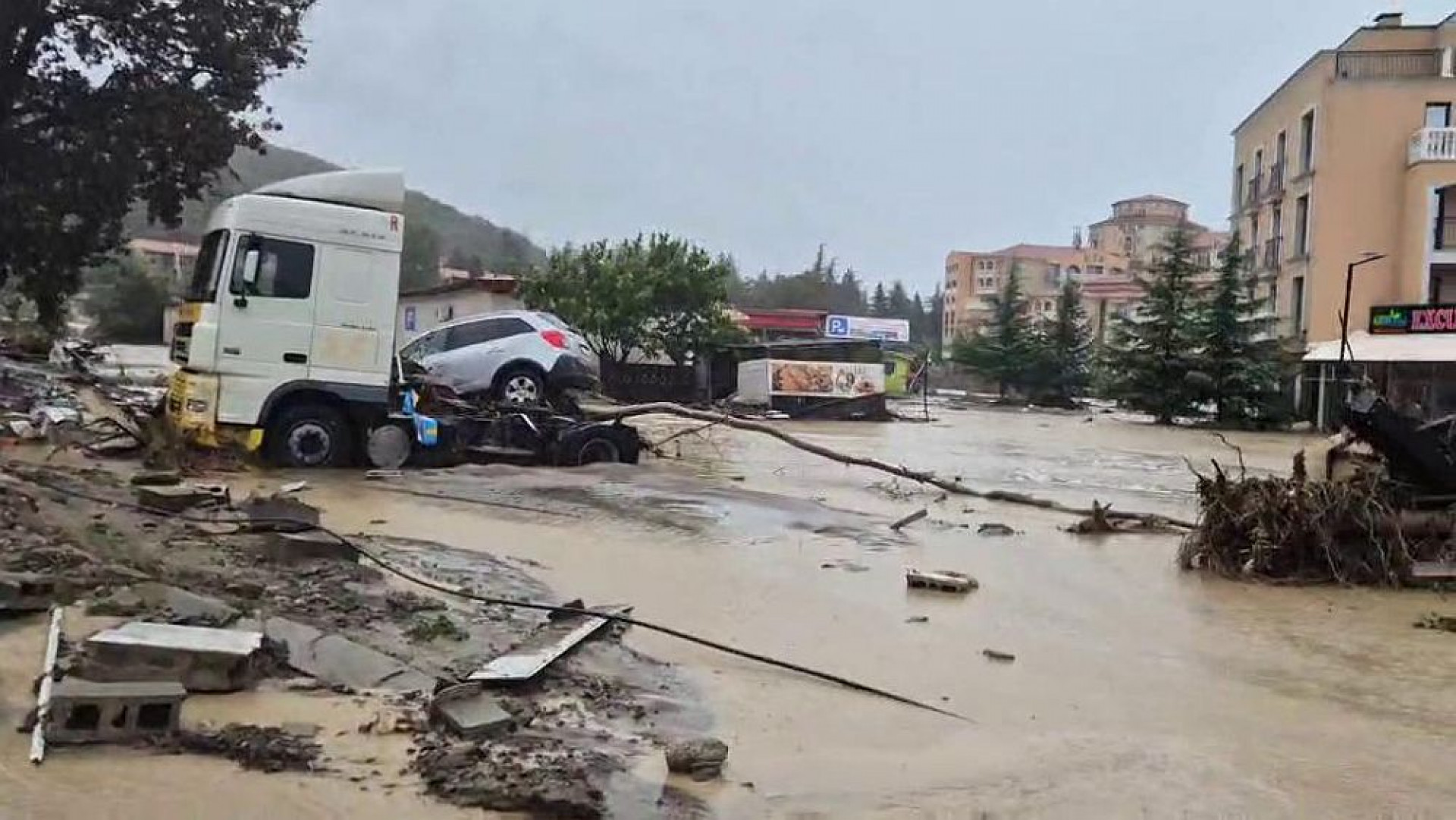 Egy bolgár üdülővárost elmosott az árvíz, hárman meghaltak, a térségben szükségállapotot hirdettek ki