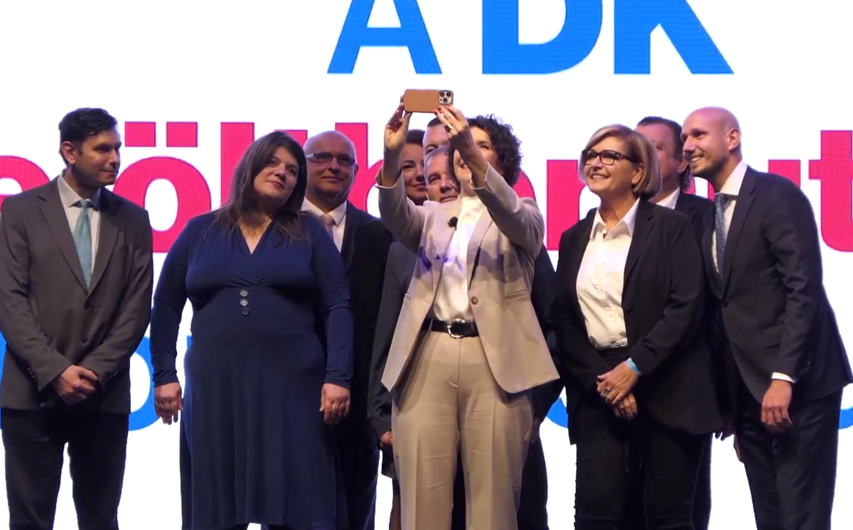A DK bemutatta a 106 egyéni jelöltjét, Dobrev szerint egyiküknek sem remeg a keze, ha oligarchavagyonokat kell zárolni