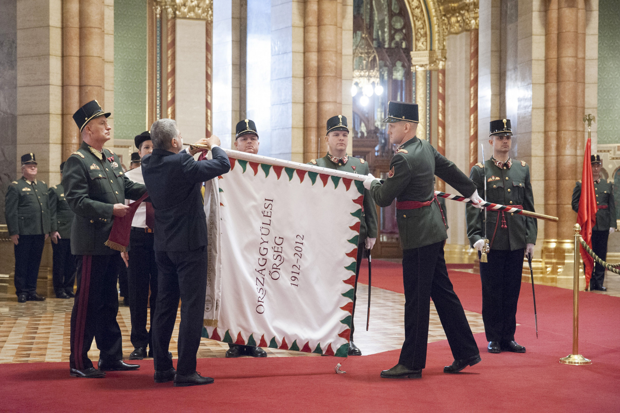 A NAV-nál lett vezető az Országgyűlési Őrség volt tisztje, aki részegen zaklatta kolléganőit egy disznótoros vacsorán