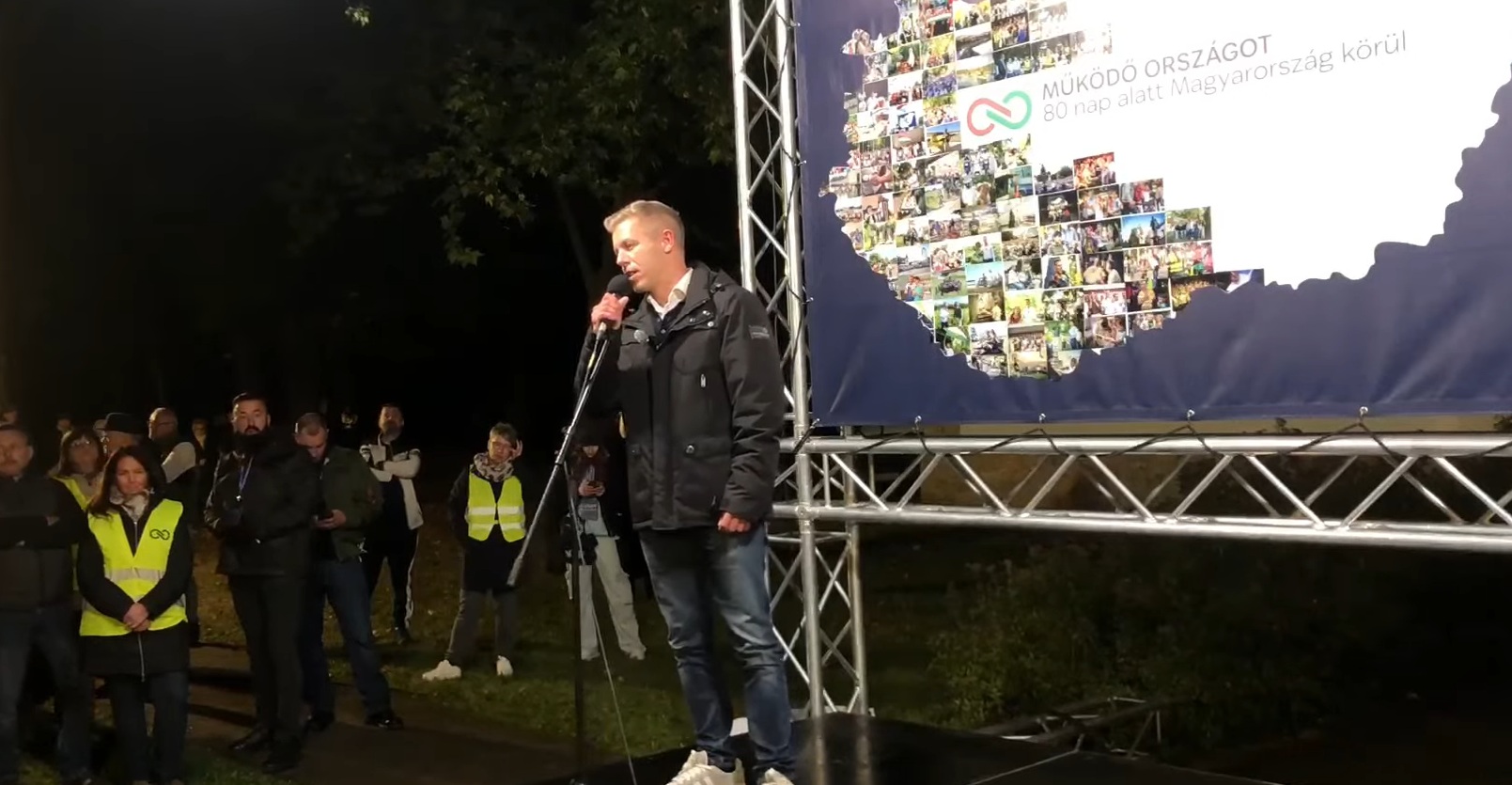 Magyar Péter egy órán át roastolta a színpadról a Hír Tv-t Bonyhádon