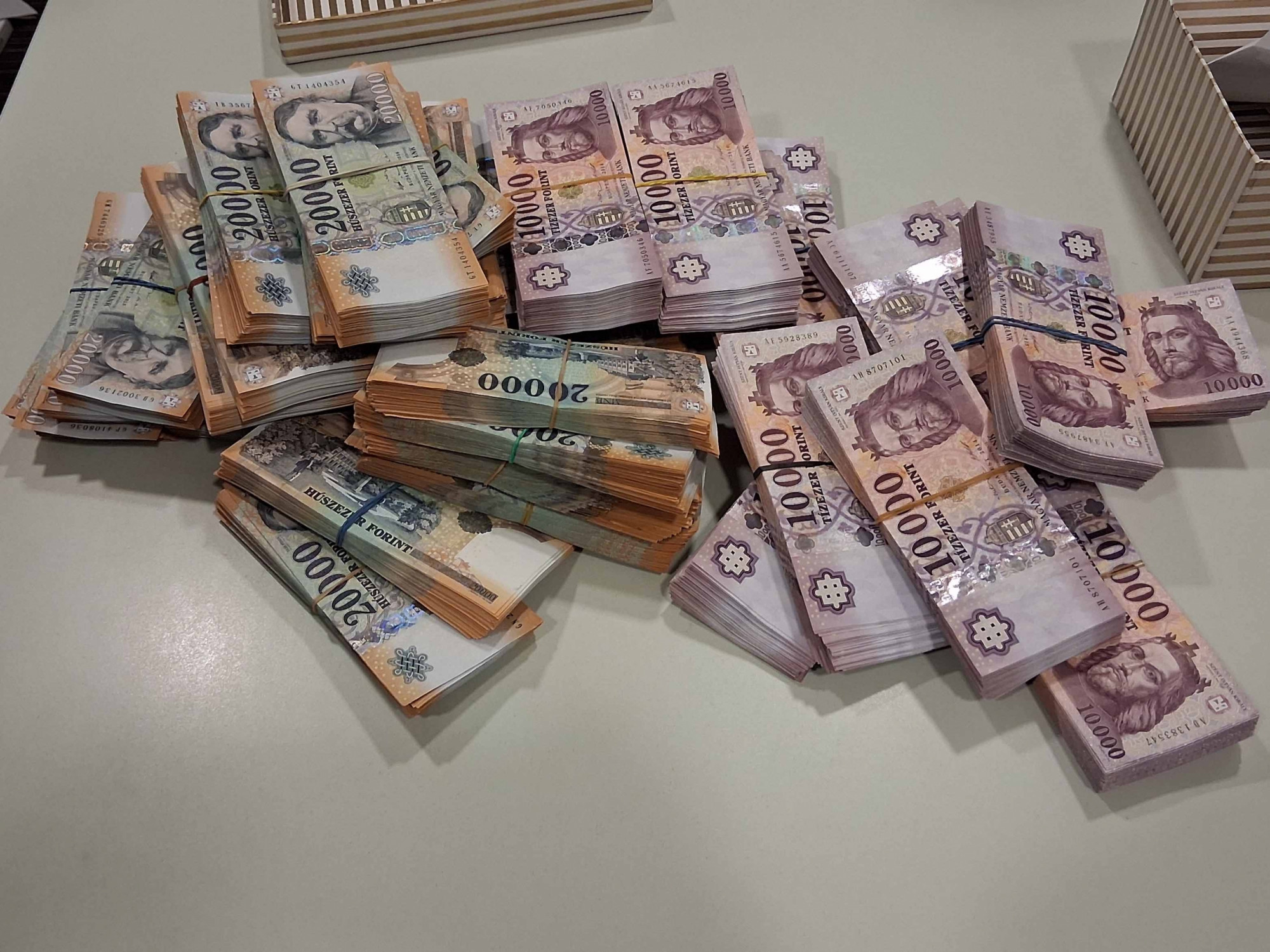 Havonta több mint százezer forintot kértek a főorvosok az állami kórházi ellátásért, vesztegetéssel gyanúsítják őket