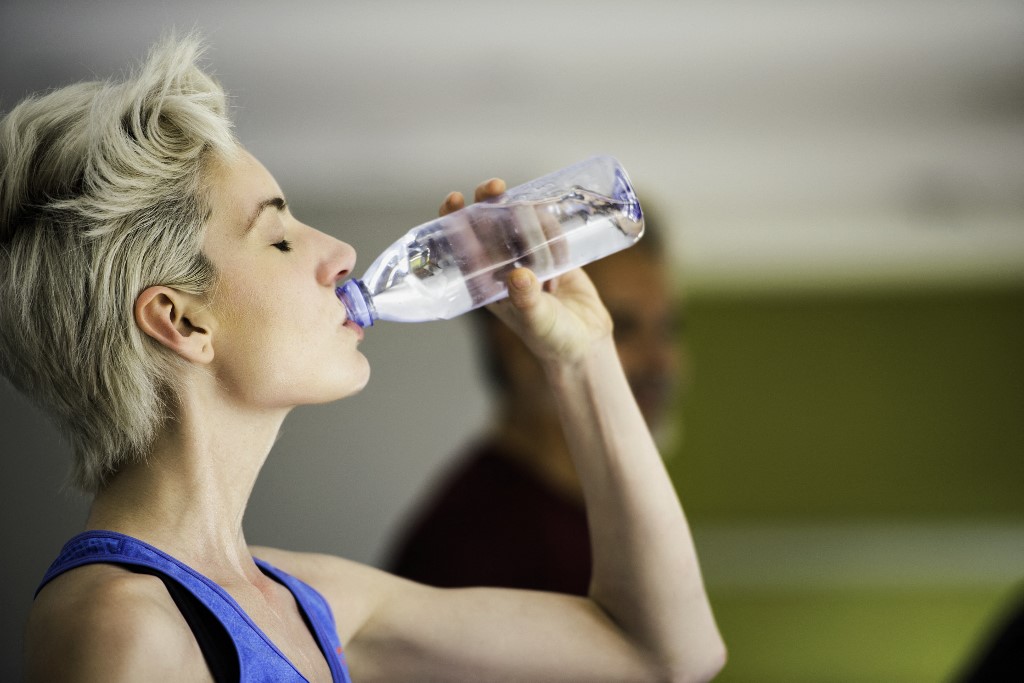 Jóval kevesebb mikroműanyag jut szervezetünkbe, ha palackozott víz helyett csapvizet iszunk