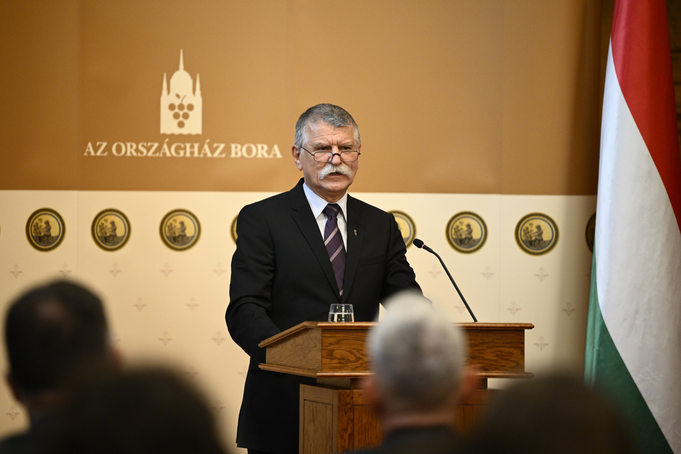 Kövér László a munkahelyén: Borunkat és demokráciánkat napjainkban egzisztenciálisnak nevezhető veszélyek fenyegetik