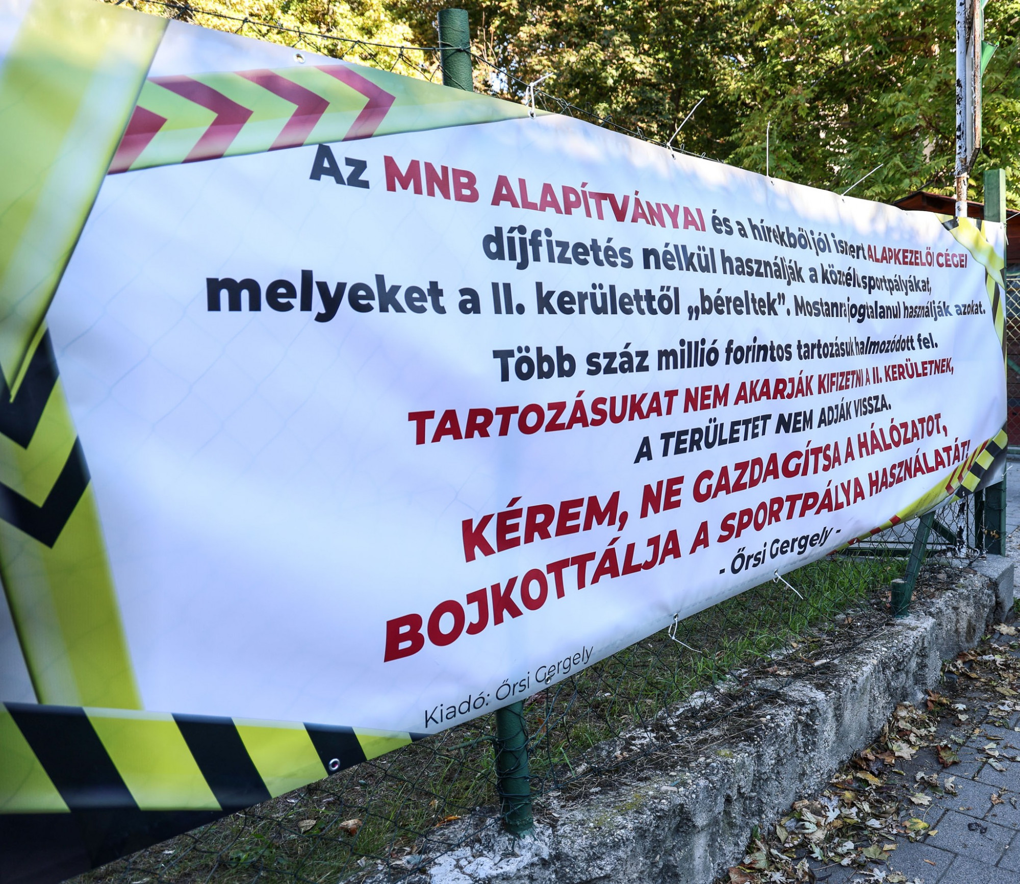 Őrsi Gergely a Marczibányi téri sportközpont bojkottjára szólított fel egy molinón