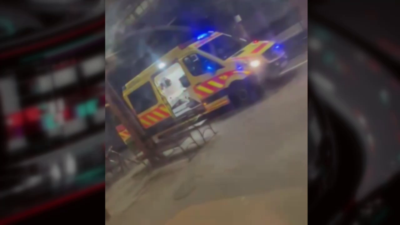 Videón, ahogy fejbe rúgja a mentős a hordágyon fekvő megbilincselt embert