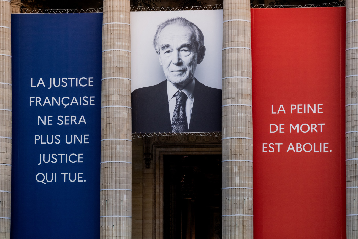 Ünnepélyes újratemetése előtt meggyalázták a francia politikus sírját, aki lebeszélte az országot a guillotine-ról