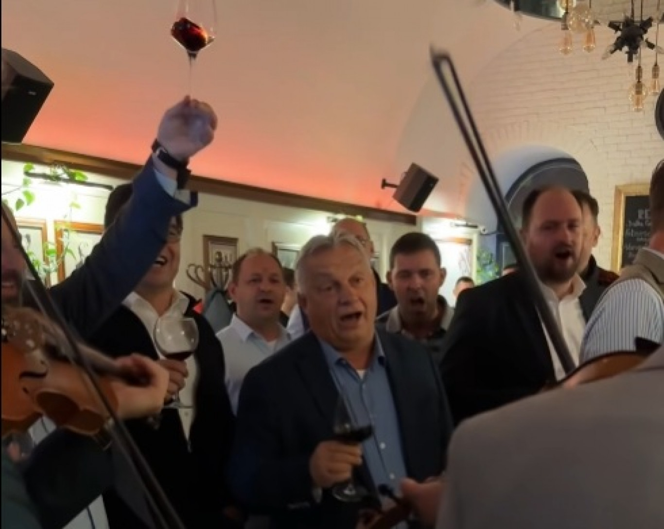 Nem megyünk mi innen el – húzatta a nótázó Orbán Viktor a cigánnyal Kolozsváron