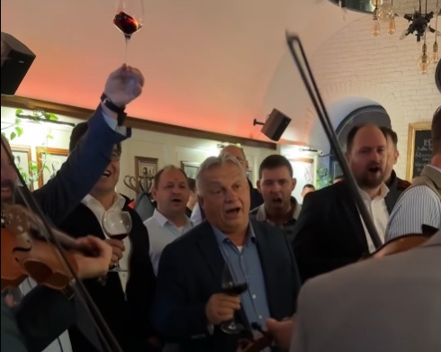 Nem megyünk mi innen el – húzatta a nótázó Orbán Viktor a cigánnyal Kolozsváron