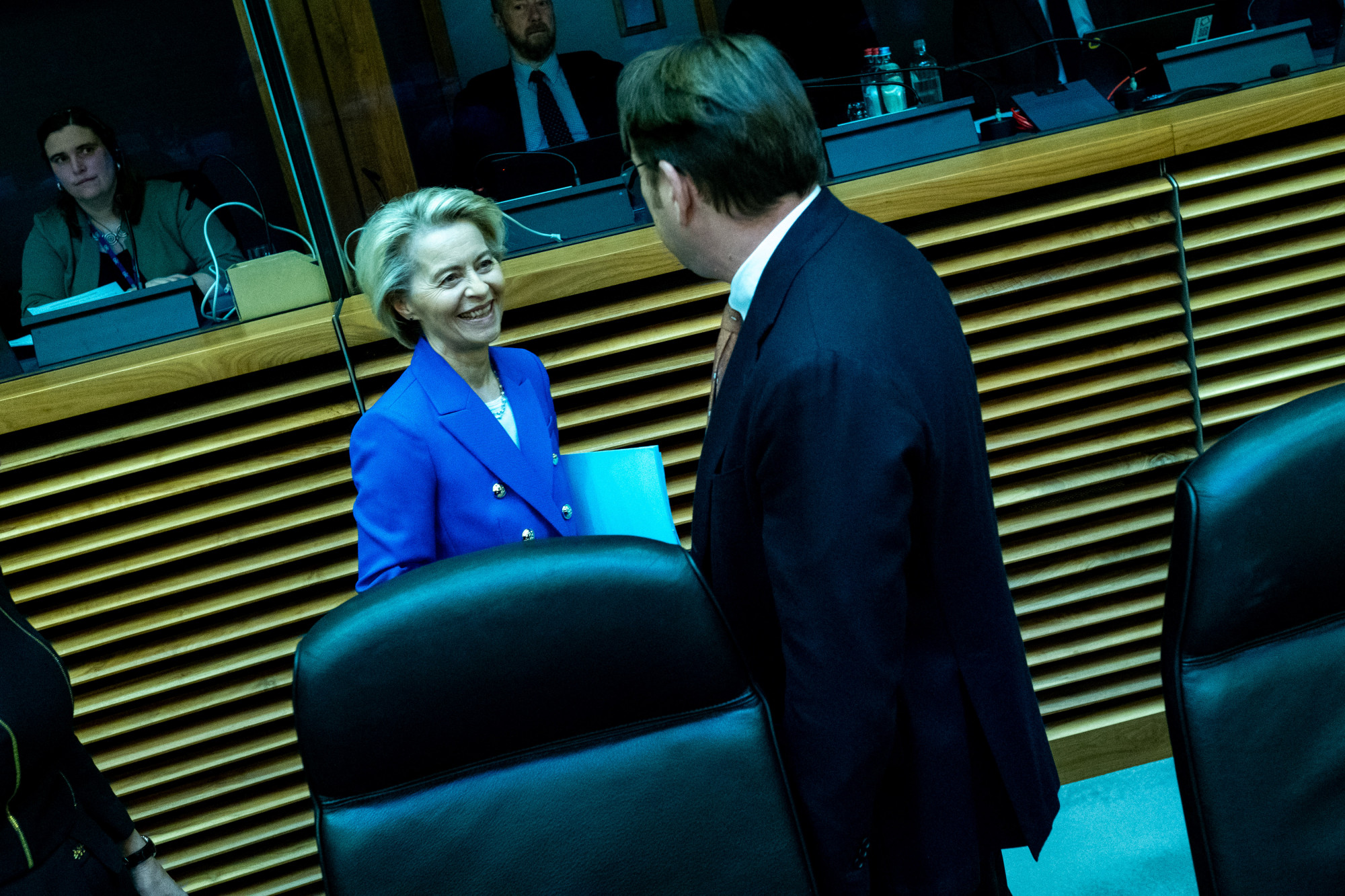 Ursula von der Leyen egyelőre nem függeszti fel a kémkedési botrány miatt Várhelyi Olivért, de beszélni akar vele az ügyről