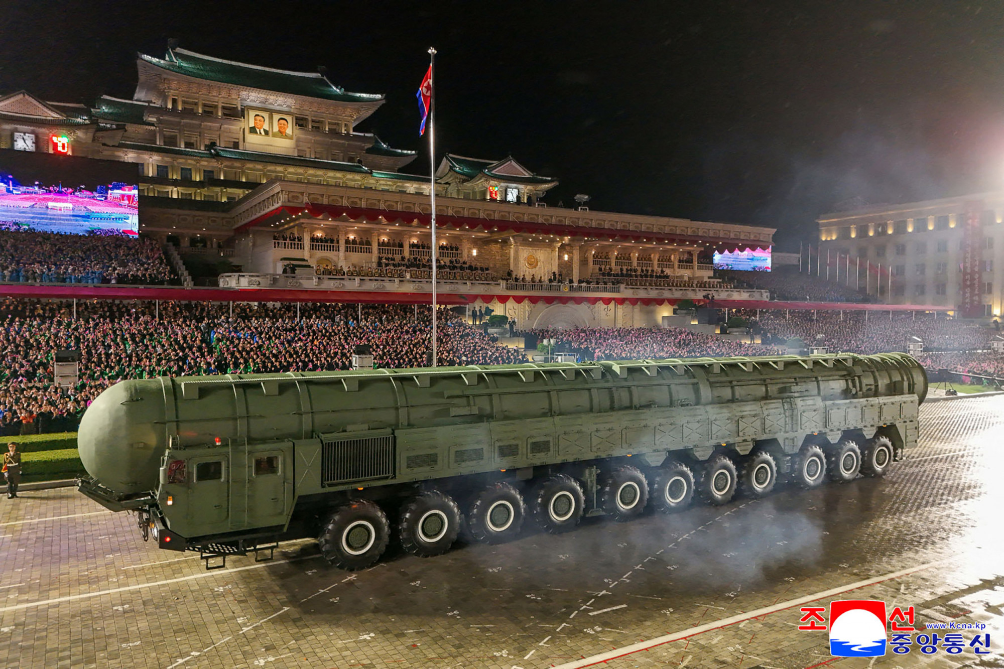 Kis diktátor nagy rakétával: Kim Dzsongunék bemutatták a Hwasong-20-at