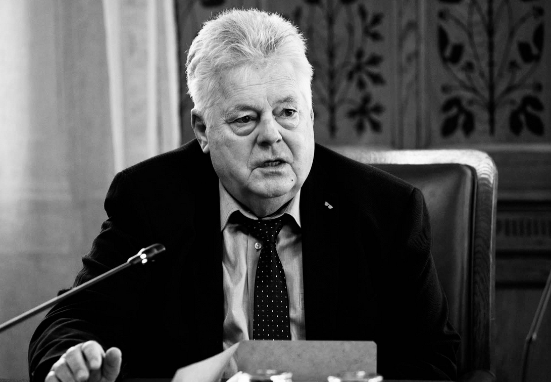 Meghalt a parlament román szószólója