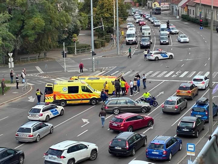 Felborult egy mentőautó Egerben, egy arra járó mentőkutyás szabadította ki az utasokat