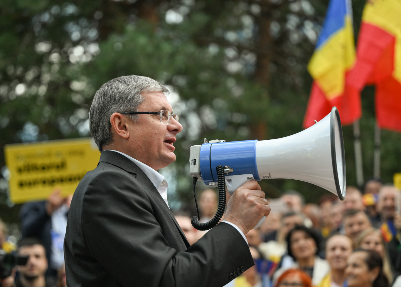 Váratlanul visszavonul a politikától a moldáv kormányfő