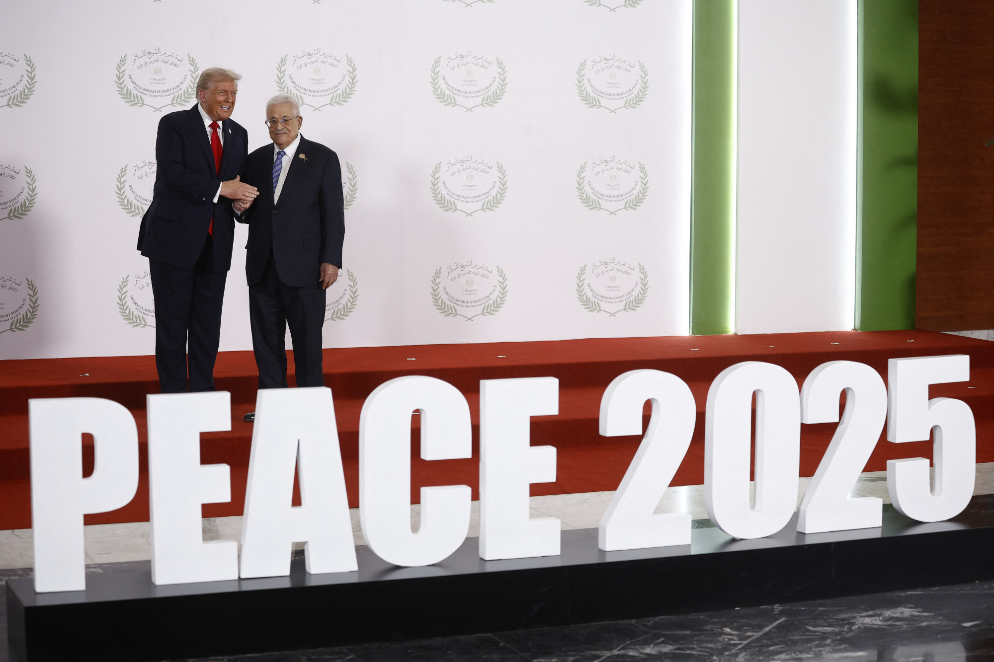 Trump vezetésével aláírták a gázai tűzszünetet