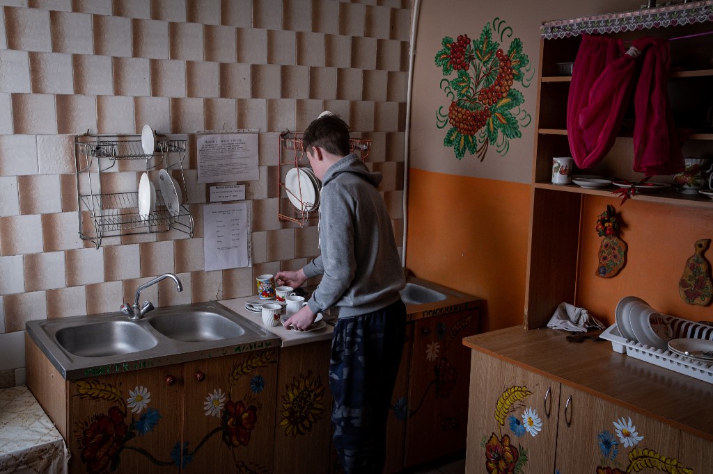 Az állam kihátrál a botrányokba fulladó gyermekvédelemből, és az egyházakra bízná a gyerekeket