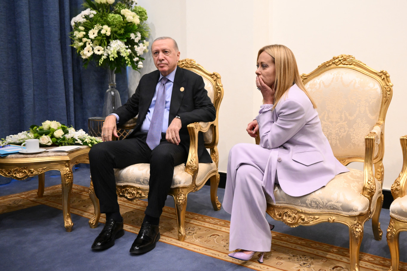 Váratlanul szórakoztató jelenet az egyiptomi békecsúcson: Erdoğan le akarja szoktatni Giorgia Meloni olasz miniszterelnököt a dohányzásról