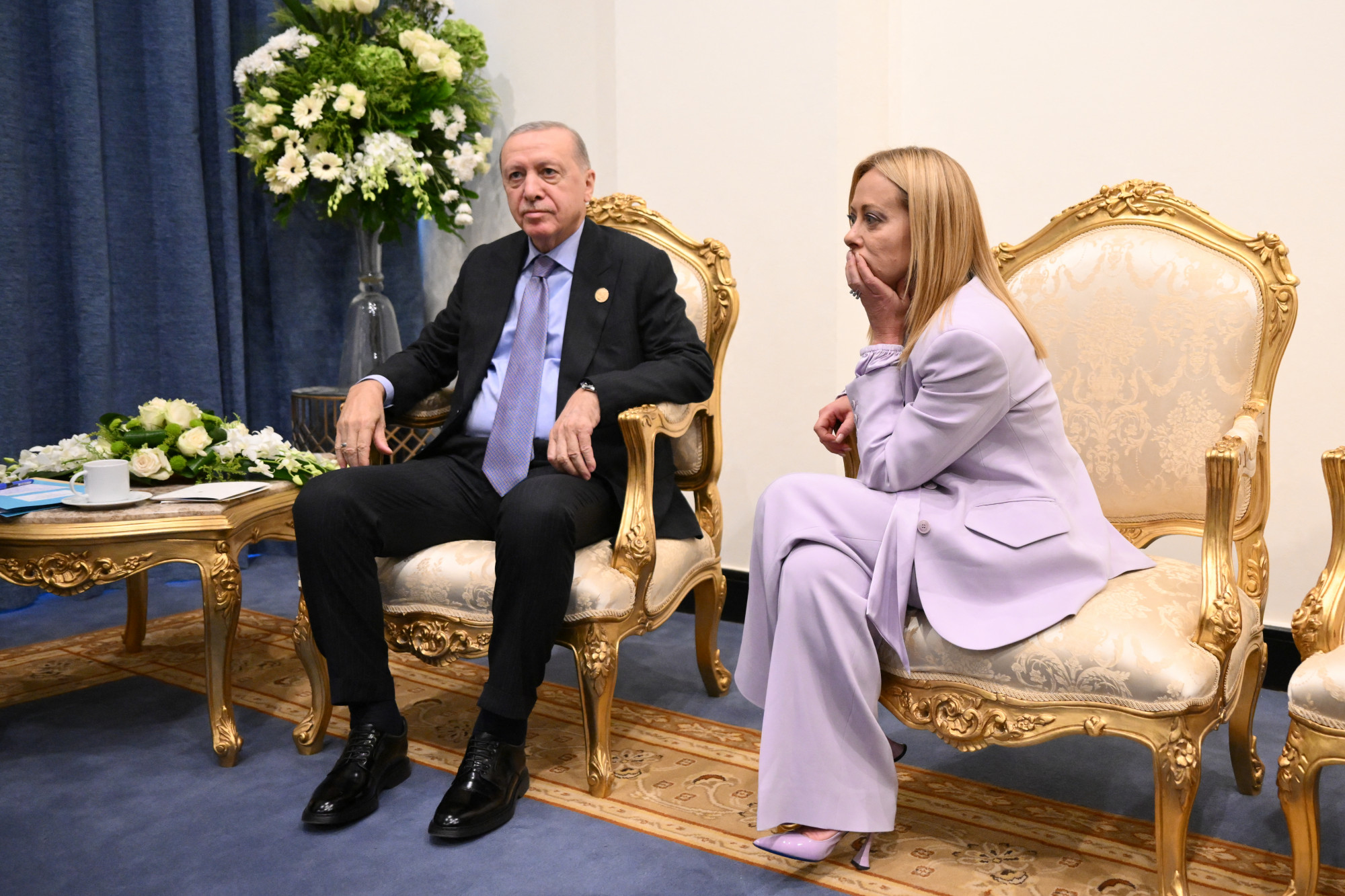 Váratlanul szórakoztató jelenet az egyiptomi békecsúcson: Erdoğan le akarja szoktatni Giorgia Meloni olasz miniszterelnököt a dohányzásról