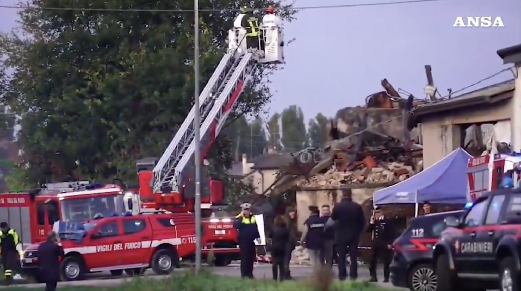 Három rendőr meghalt egy robbanásban, miközben testvéreket próbáltak kilakoltatni egy olaszországi házból