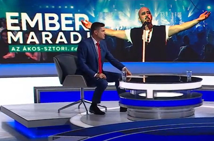 A köztévé Ákosról szóló beszélgetése közben egy másik Ákos  fotóját vetítették ki a háttérben