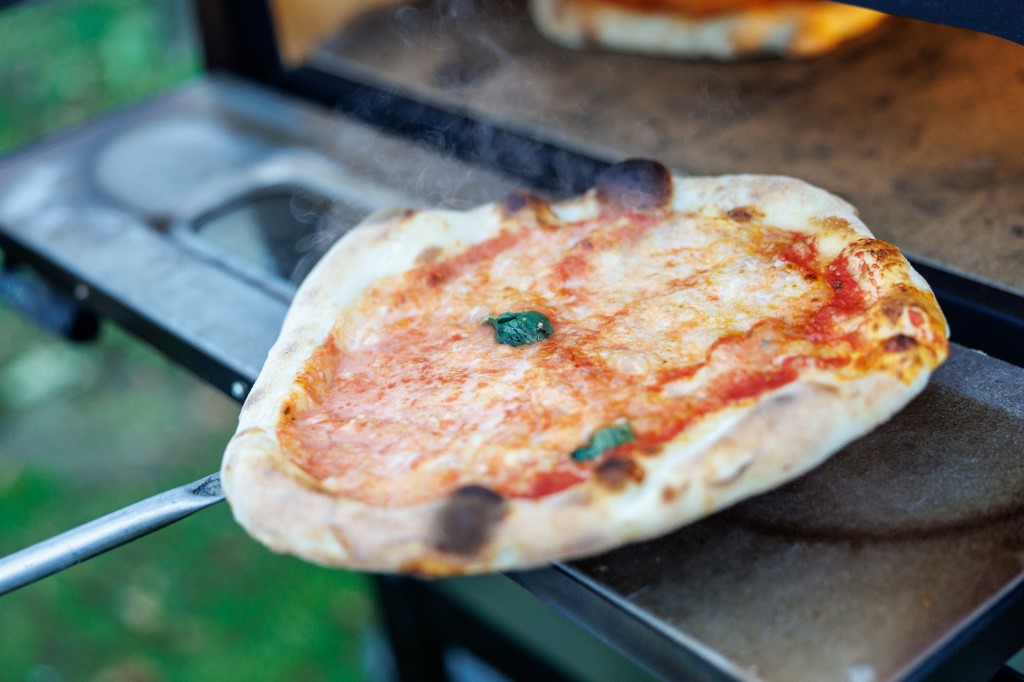 Felhívott a lakására egy hajléktalant, sütött neki egy pizzát, majd mikor enni kezdett, megölte