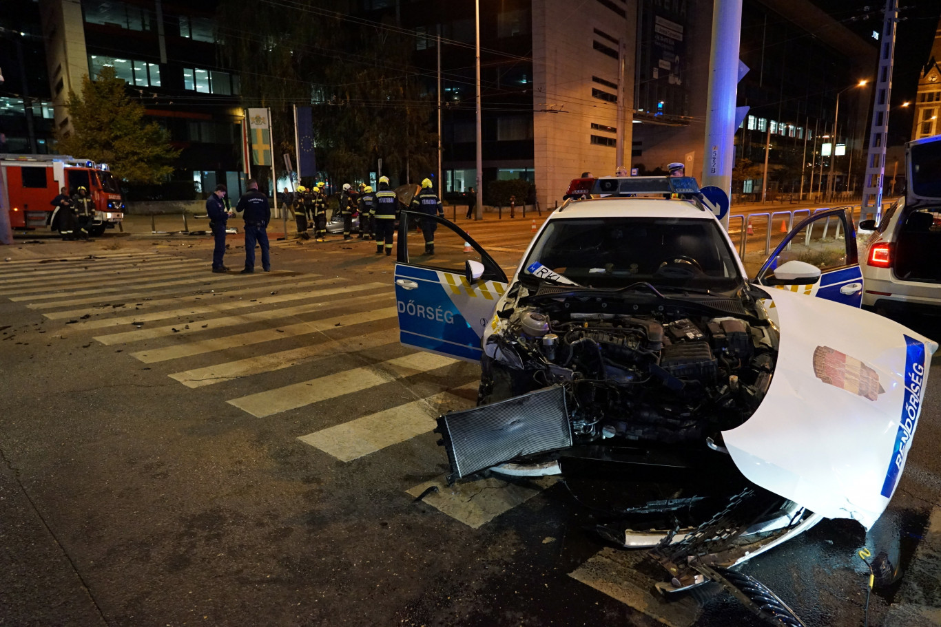 Rendőrautóval ütközött a Kerepesi és a Hungária körút kereszteződésében