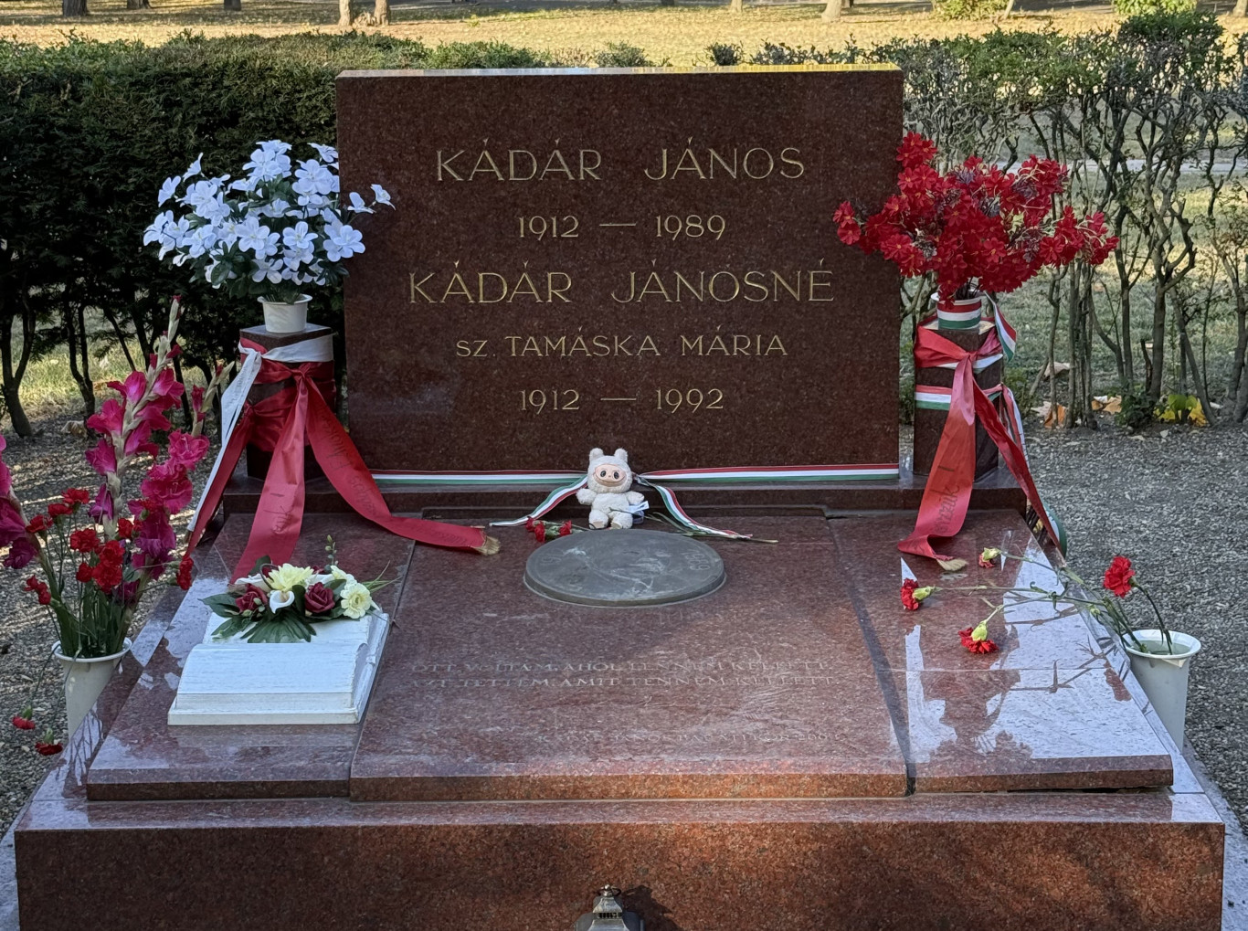 Valaki egy Labubu babát tett Kádár János sírjára
