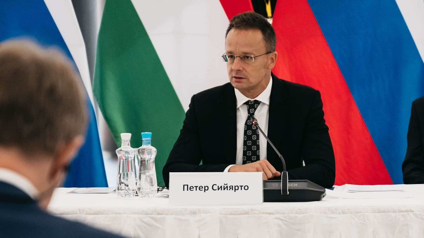 Szijjártó Péter szinte szó szerint az orosz álláspontot mondja fel az elhalasztott békecsúcsról