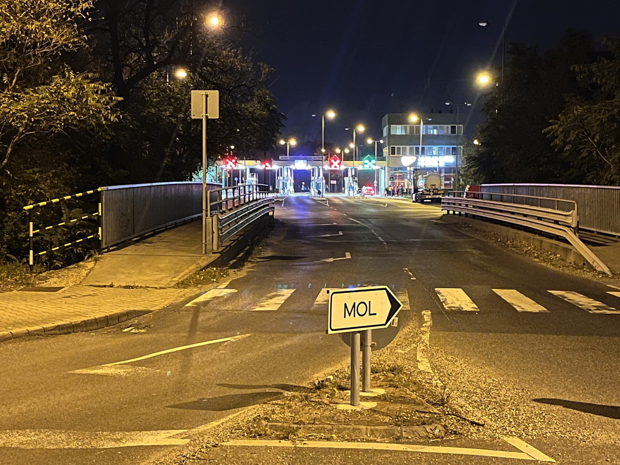 Még mindig dolgoznak a tűzoltók a MOL százhalombattai finomítójában, ahol hétfő éjjel ütött ki a tűz
