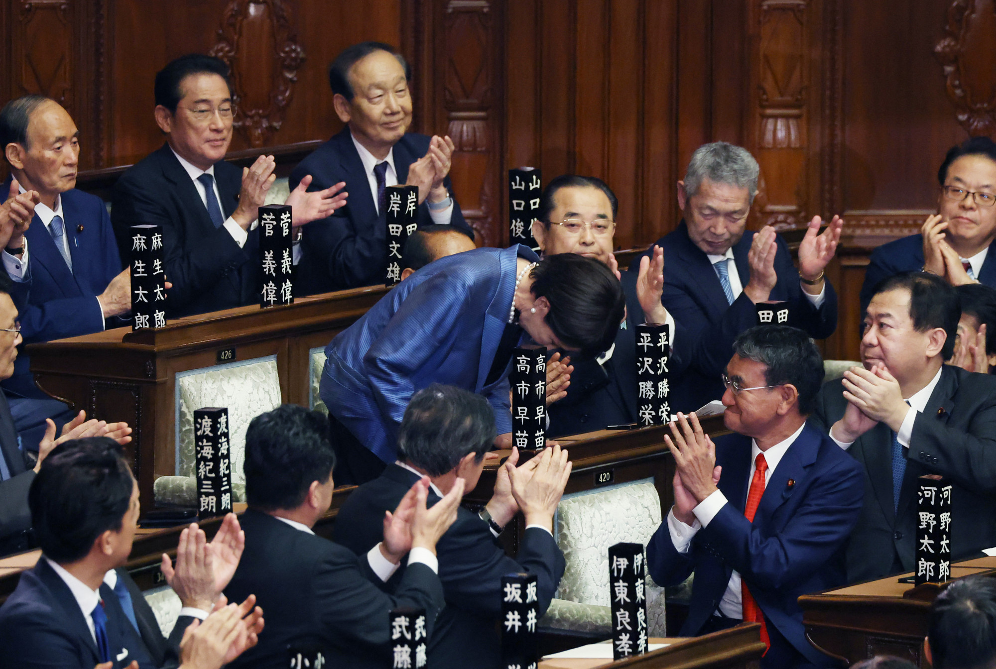 Keményvonalas metáldobos lesz Japán miniszterelnöke, Takaicsi Szanae megkapta a támogatást az alsóháztól