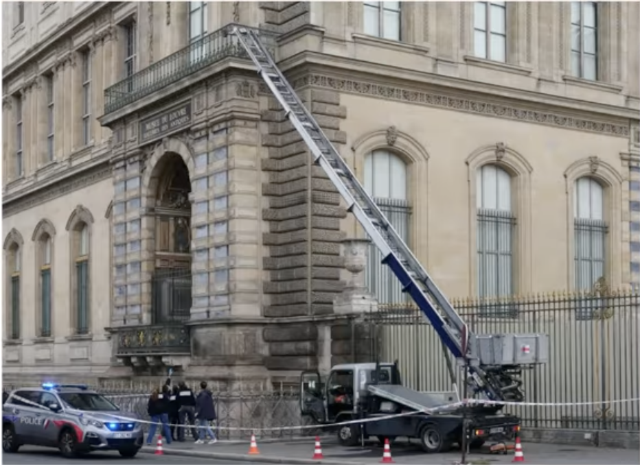 Szórakoztató új nyom a Louvre-ügyben: egy Louvres nevű faluban megvertek egy fickót és elrabolták a kosaras emelőjét, amit aztán a múzeum kirablásakor használtak