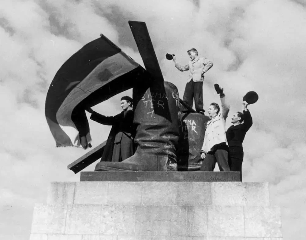 A lerombolt Sztálin szobor helyén a "Csizma tér 1." -- hirdeti a felirat