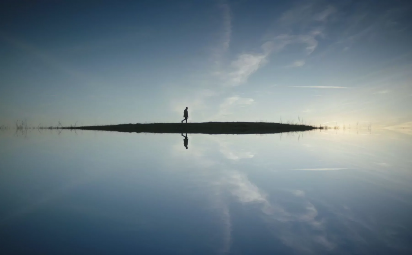 Vetítésenként 10 ember nézi az Ákost dicsőítő filmet, az énekes szerint valami ócska trükk miatt lehet ez így