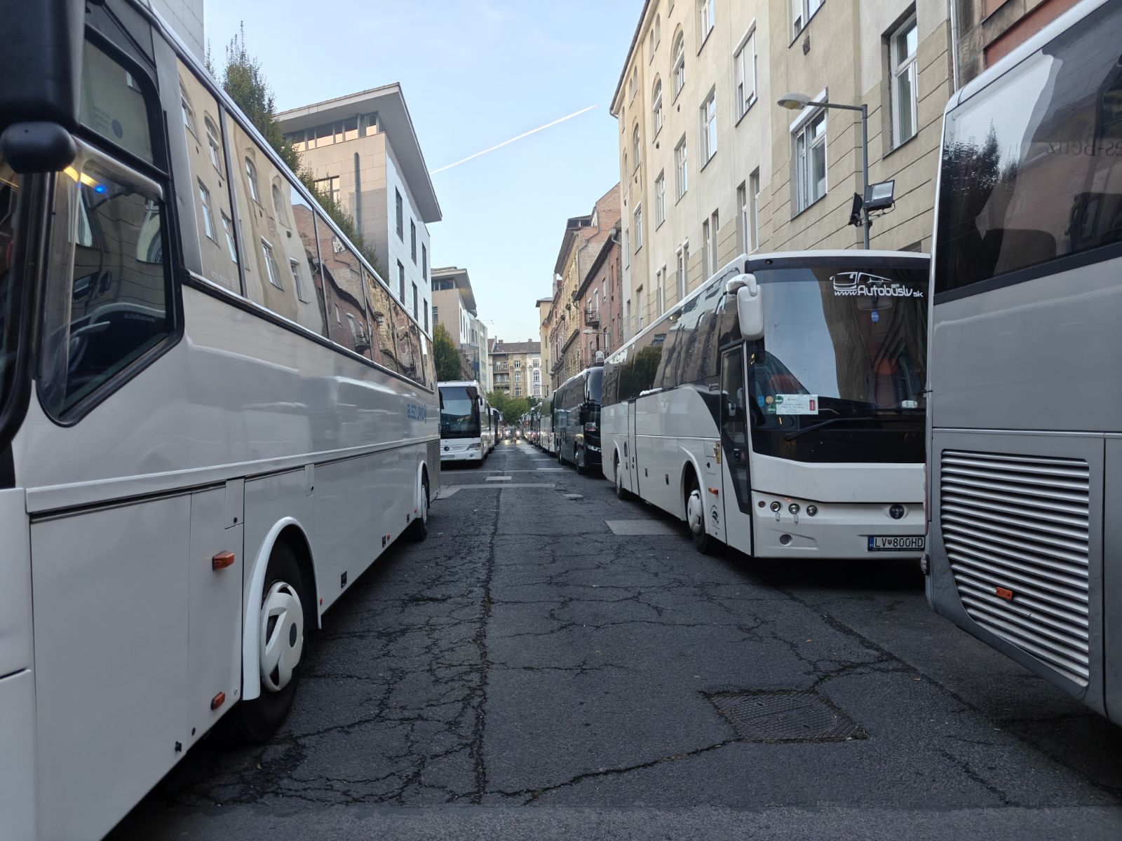 Mi ez a sok külföldi rendszámú busz a városban, csak nem a Békemenetre jöttek?