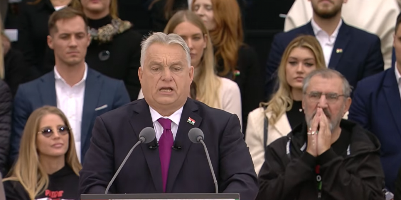 Az Orbán mögé beültetett Eperjes Károly élő adásban végigszurkolta és végigimádkozta a miniszterelnök beszédét