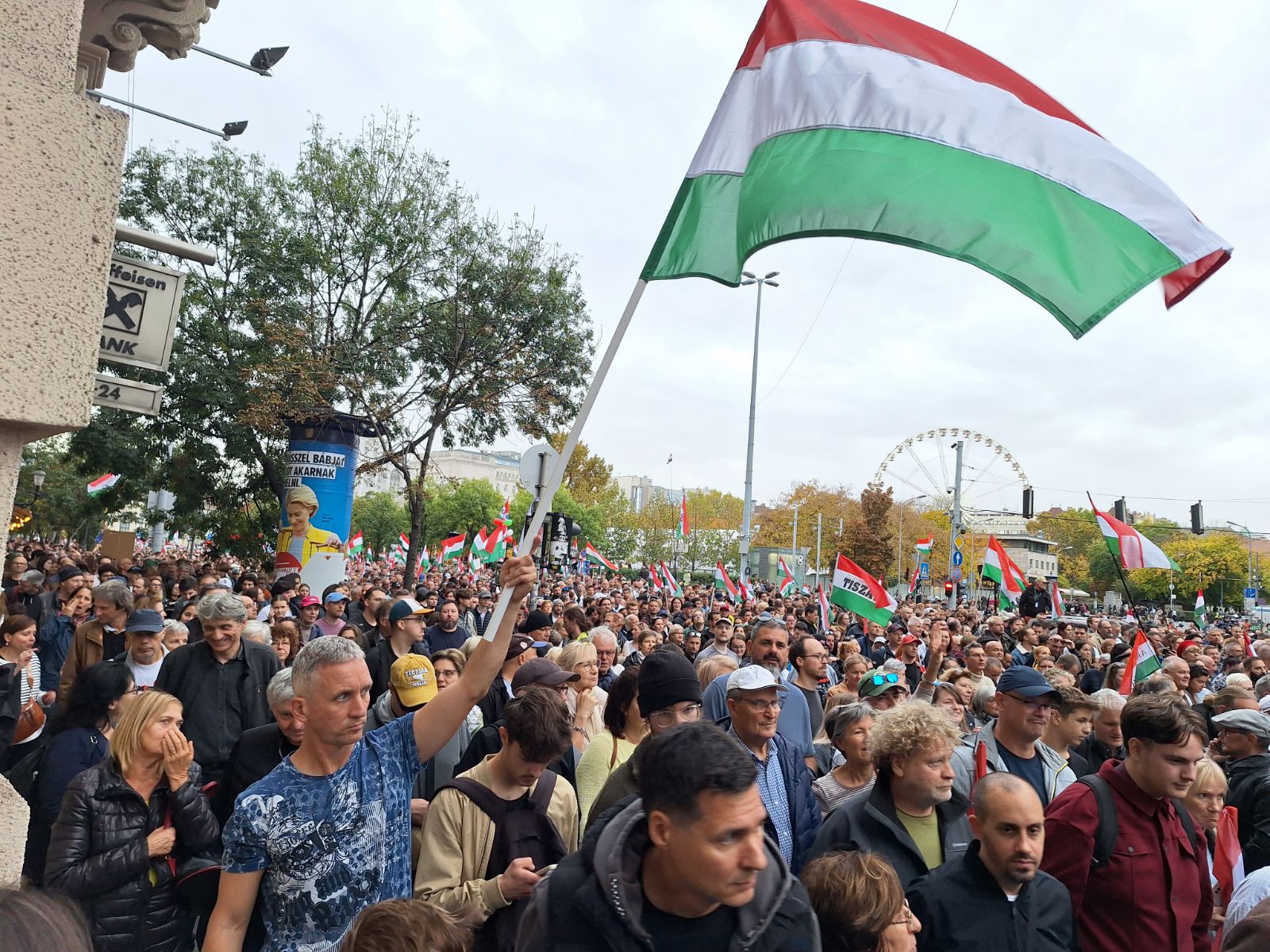 A Hősök terétől a Deák térig kitölti az Andrássy utat a Nemzeti menet