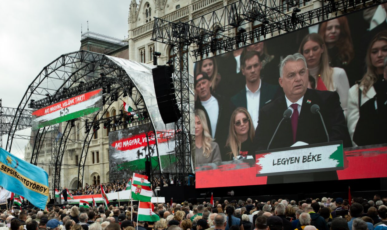 Hadházy: Szabó Zsófi többszázezres napszemüvegben ült Orbán mögött