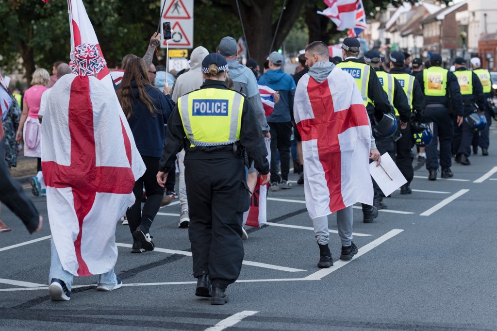Bévések a csúcson: a britek kitoloncolás helyett tévedésből szabadon engedtek egy illegálisan az országba érkezett szexuális zaklatót