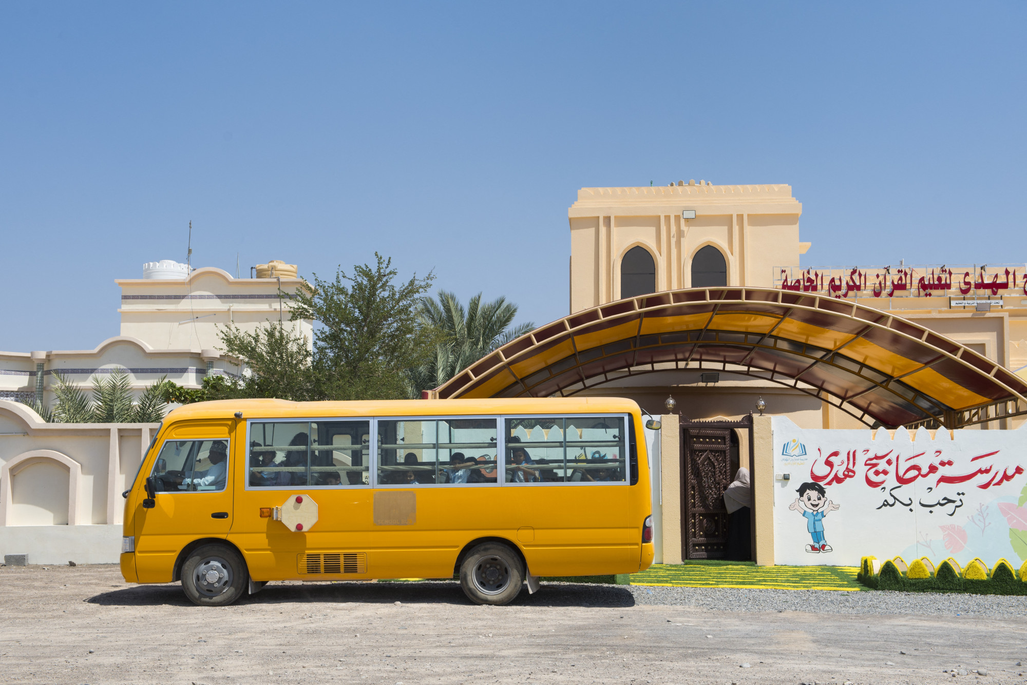 Először lett Ománban egy nő buszsofőr