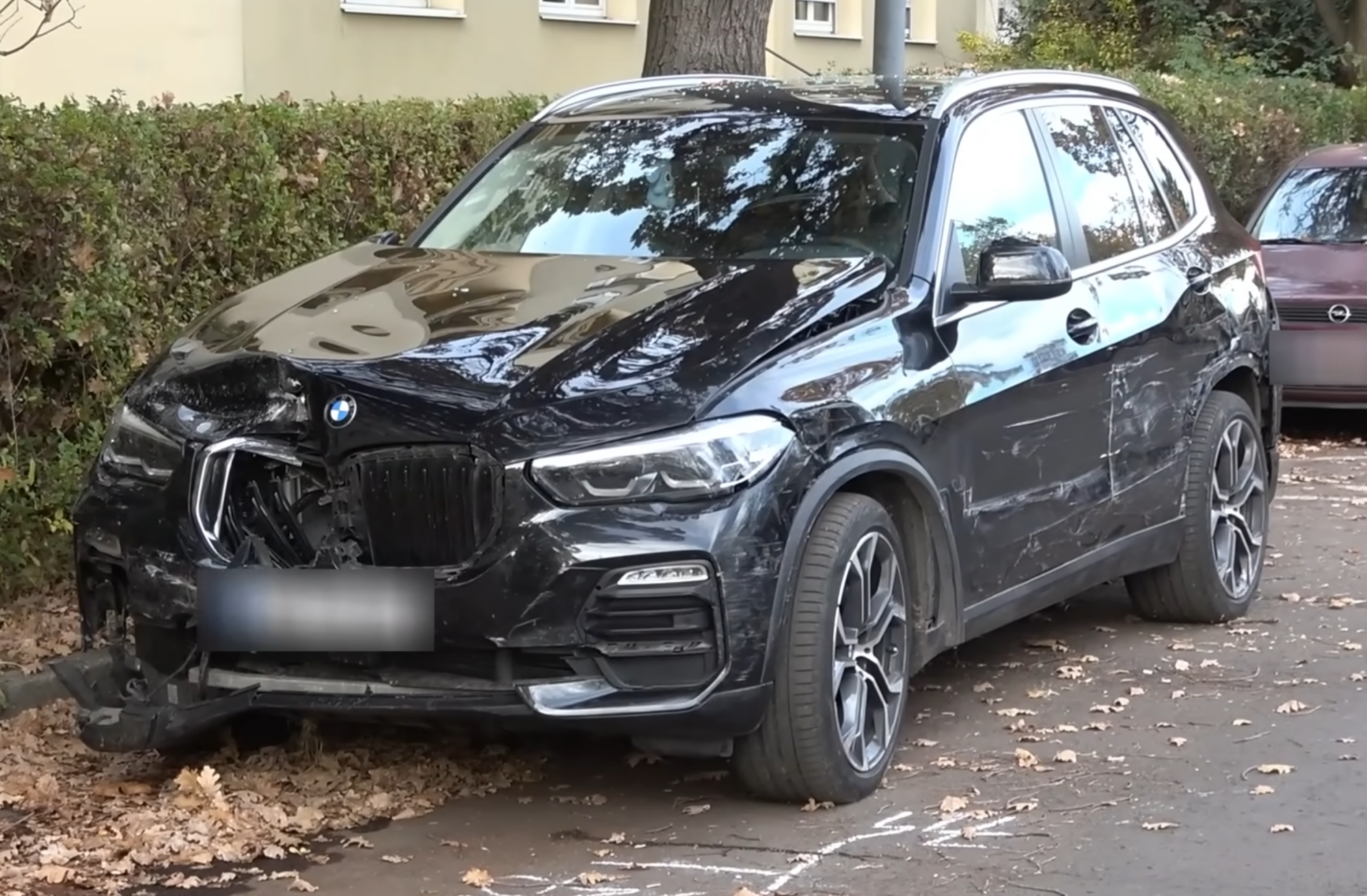 Egy 285 lóerős BMW-n gyakorolt vezetni, összetört egy csomó autót