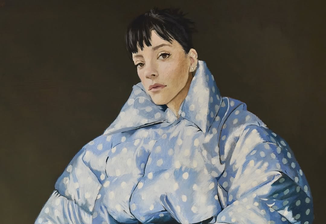 Lily Allen az elhagyott, átvert, megcsalt, megalázott negyvenes nőkhöz szól