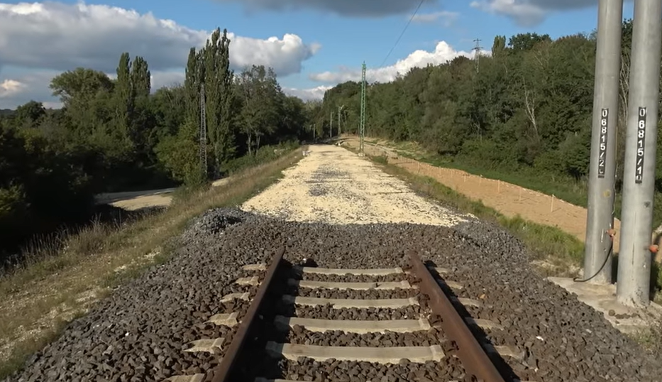 Még mindig nem dolgoznak azon a vasúti szakaszon, amit egy éve zártak le, és előbb nyárra, majd év végére ígérték megcsinálni
