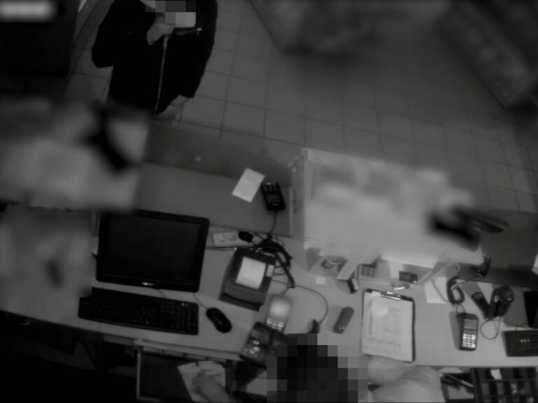 Kirabolták egy alvó benzinkutas kasszáját, majd visszavitték a pénz egy részét a ravasz üllőiek