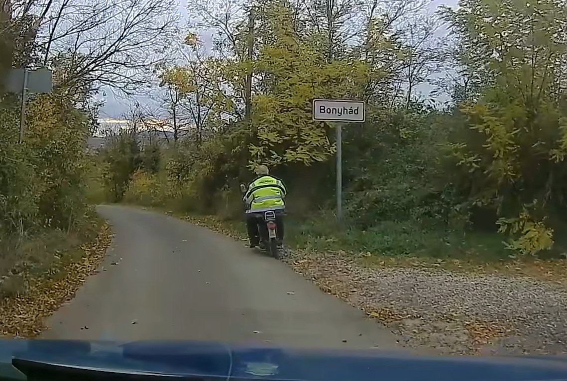 Olyan üldözéses burleszket posztolt a Tolna megyei rendőrség, hogy babettás legyen a talpán, aki nyeregben marad