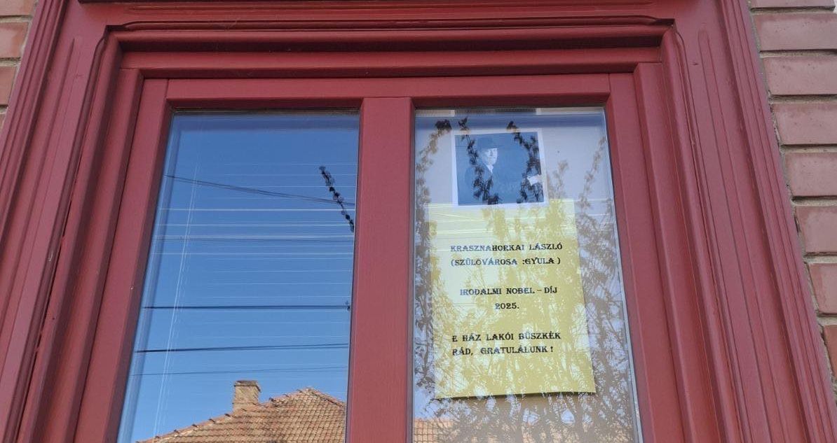 Krasznahorkai némileg nehezményezi, hogy a szülővárosában nem látni a Nobel-díj miatti öröm jelét