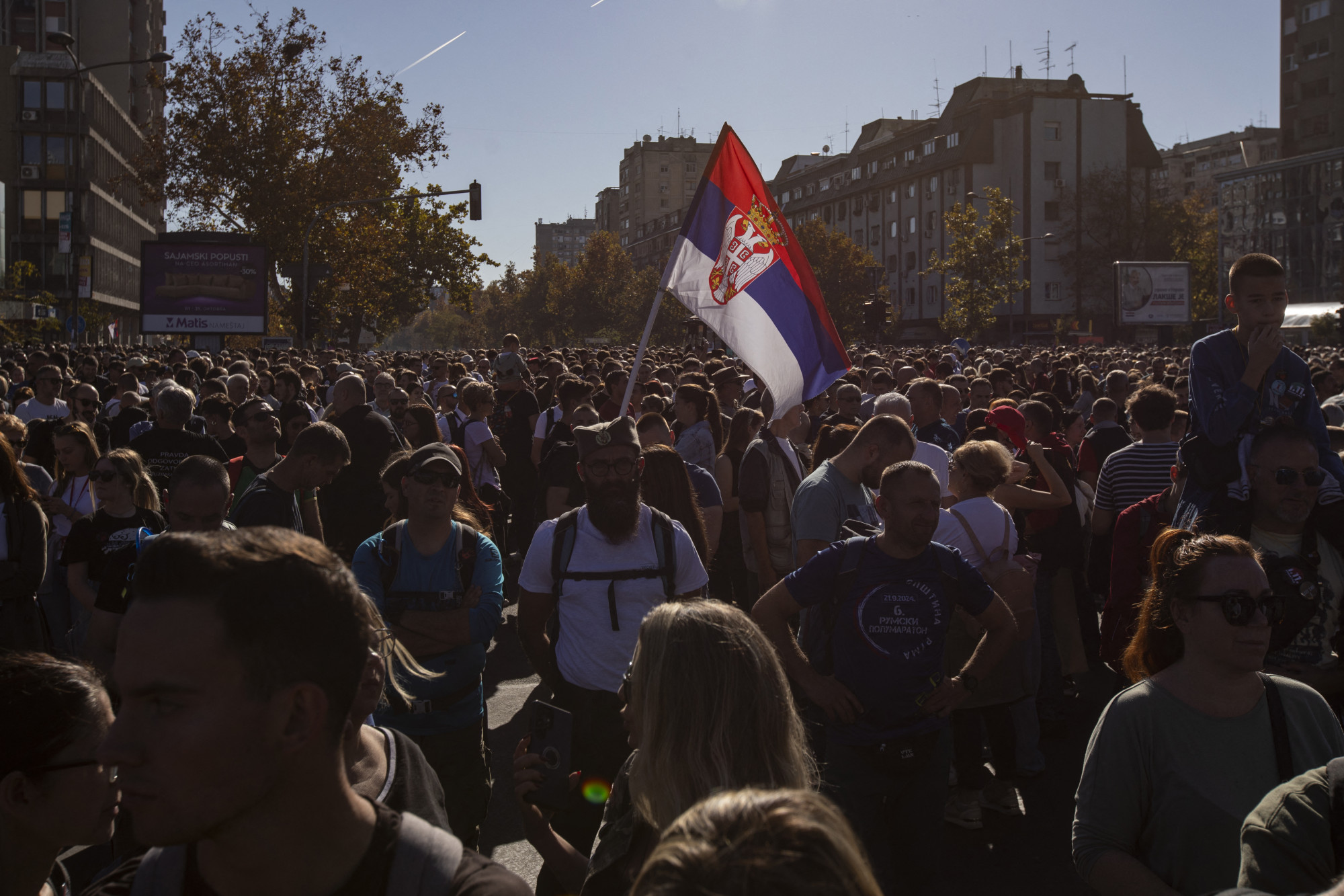 Tízezrek vonultak utcára az újvidéki tragédia évfordulóján