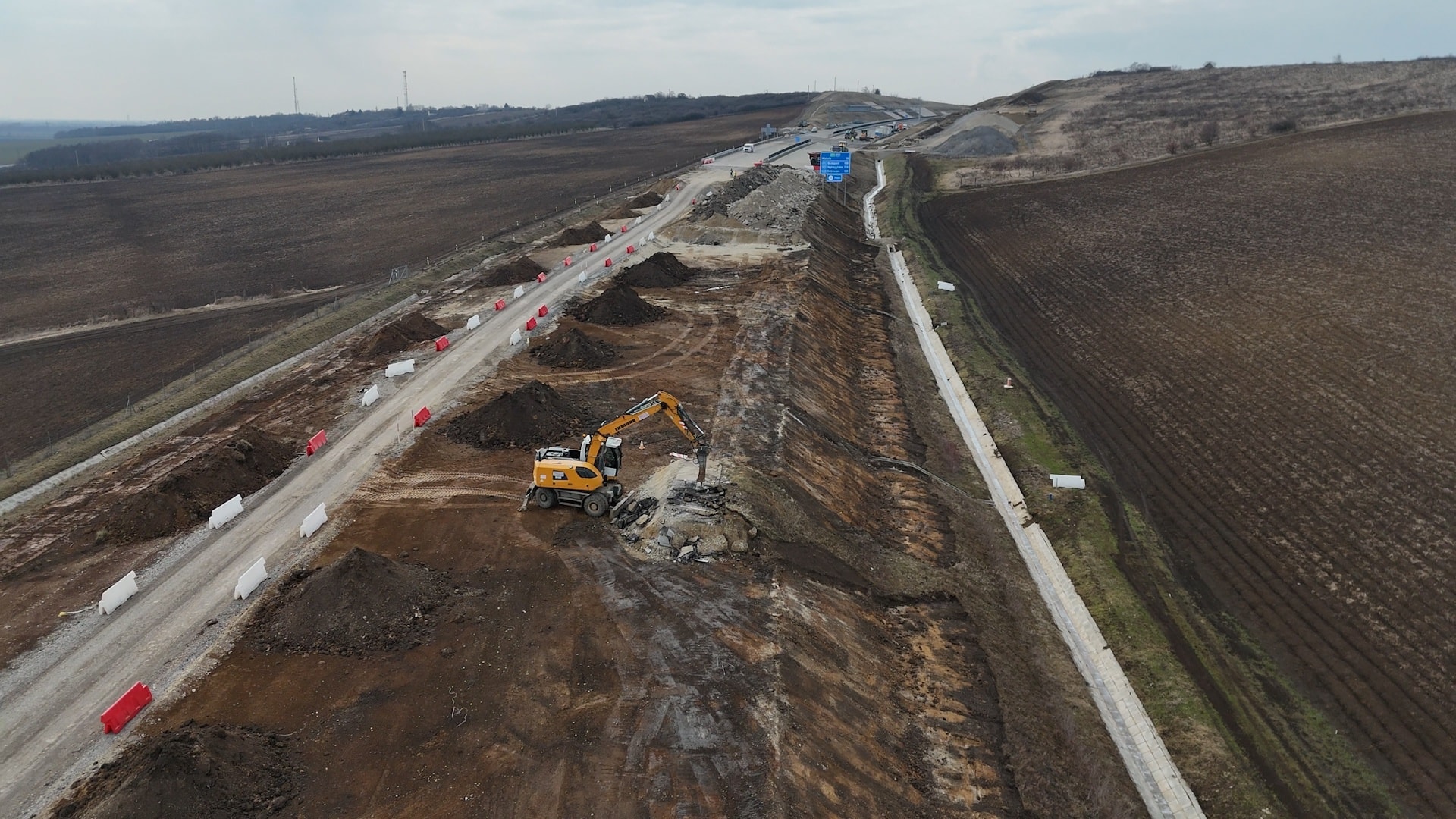 Tovább üti a Strabagot Lázár János, a miniszter törvénymódosítással zárná ki a céget a közbeszerzésekből