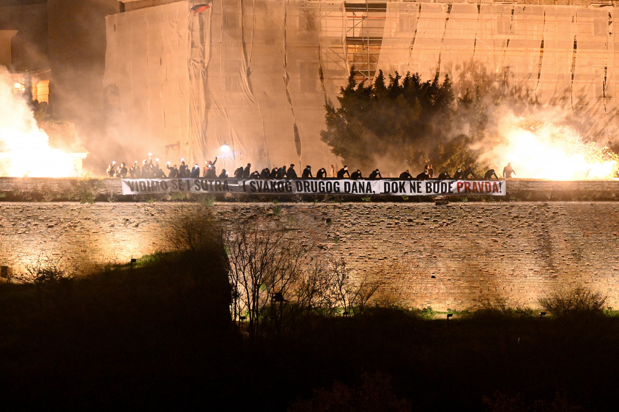 Legalább 37 embert előállítottak Újvidéken a kormányellenes és kormánypárti tüntetők összecsapása után