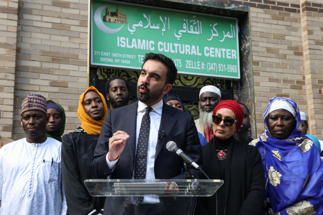 Mamdani októberben egy iszlám kulturális centrum előtt kampányol